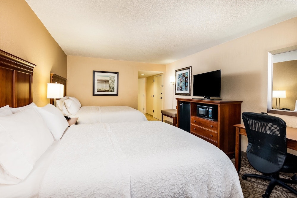 1 King 1 Bedroom Suite w/ Whirlpool + 2 Queen Beds